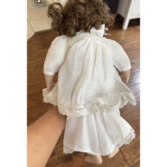 Vintage‎ Porcelain Little Girl Doll with Frog in Pocket 1998 - Picture 4 of 5